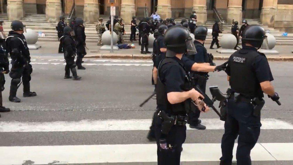 纽约布法罗区 一老人被警察推倒 后脑勺着地