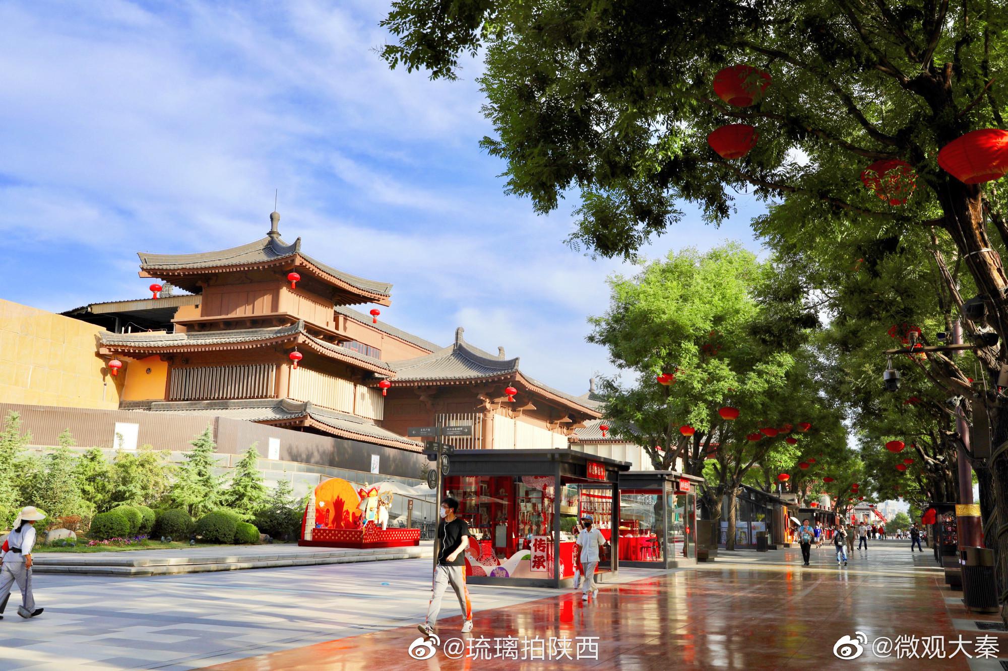 西安大唐不夜城步行街白天相对于晚上游客少了很多