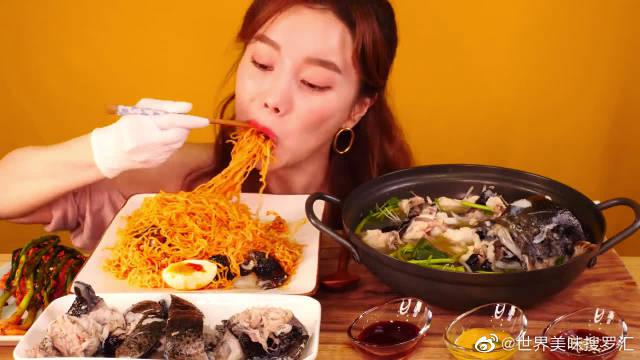 韩国女吃货,吃火鸡面 安康鱼,配上泡菜,大口大口地吃,真馋人