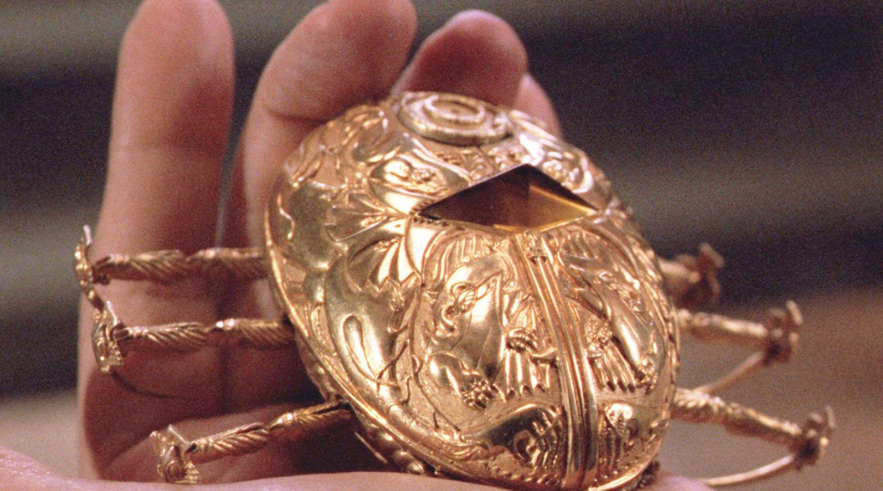 《魔鬼银爪》:吸血的小金虫,人被咬住后可永生不死