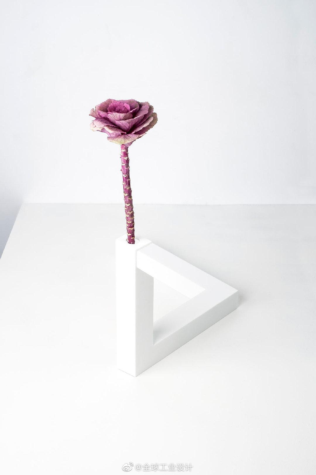 三角形造型的花瓶