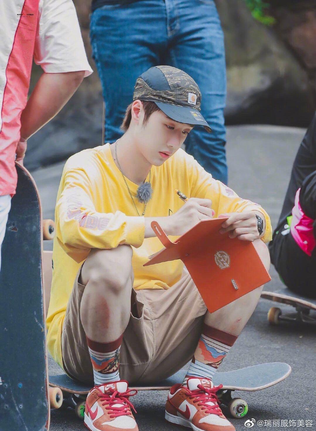 变身潮咖只需要这一个单品~|黄明昊|吴宣仪|瑞丽服饰美容_新浪新闻