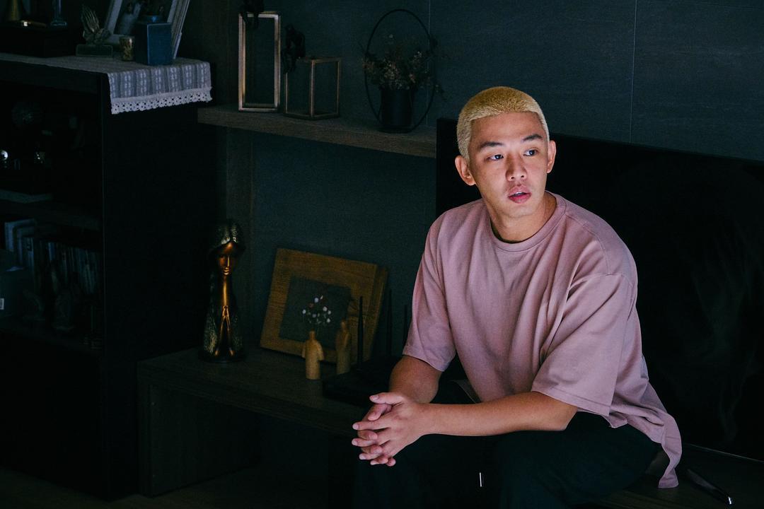 看刘亚仁新电影《活着》剧照,感觉在看时尚写真大片