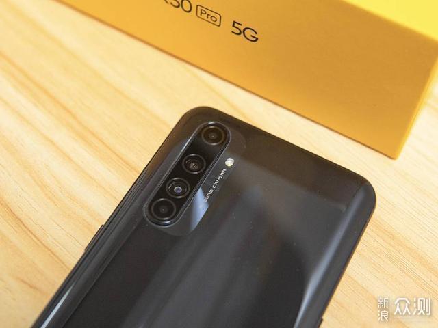 玩家版采用了竖排四摄的排列方式,realme还为玩家版的摄像头表面设计