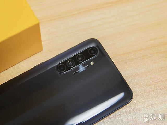 玩家版采用了竖排四摄的排列方式,realme还为玩家版的摄像头表面设计