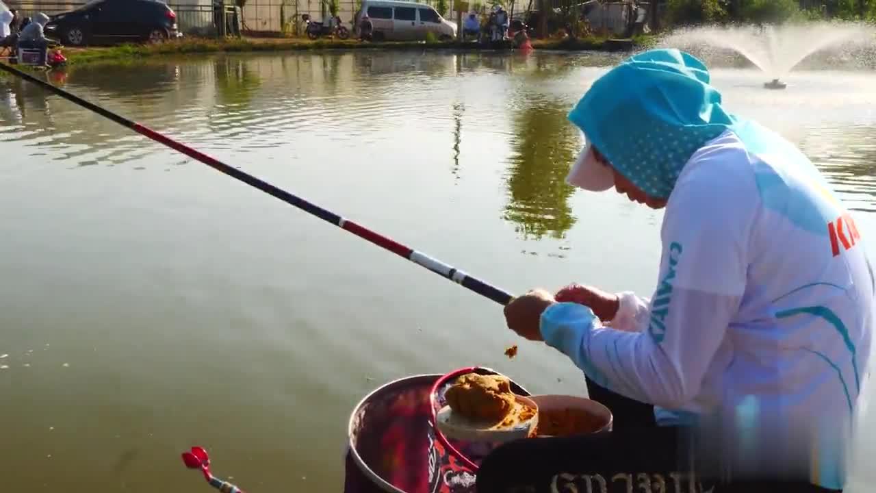 05:41 鱼塘清塘之后去捡漏发现泥里有动静阿峰和外公一起下河摸鱼 02