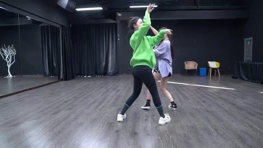 《青春有你2》来看看孔雪儿和赵小棠初舞台《我的新衣》