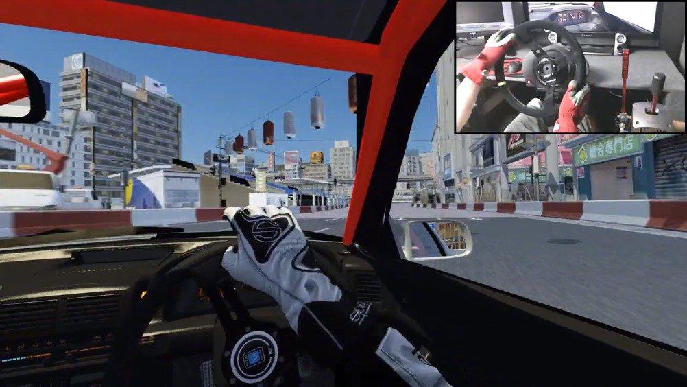 玩模拟器还戴赛车手套的硬核玩家.