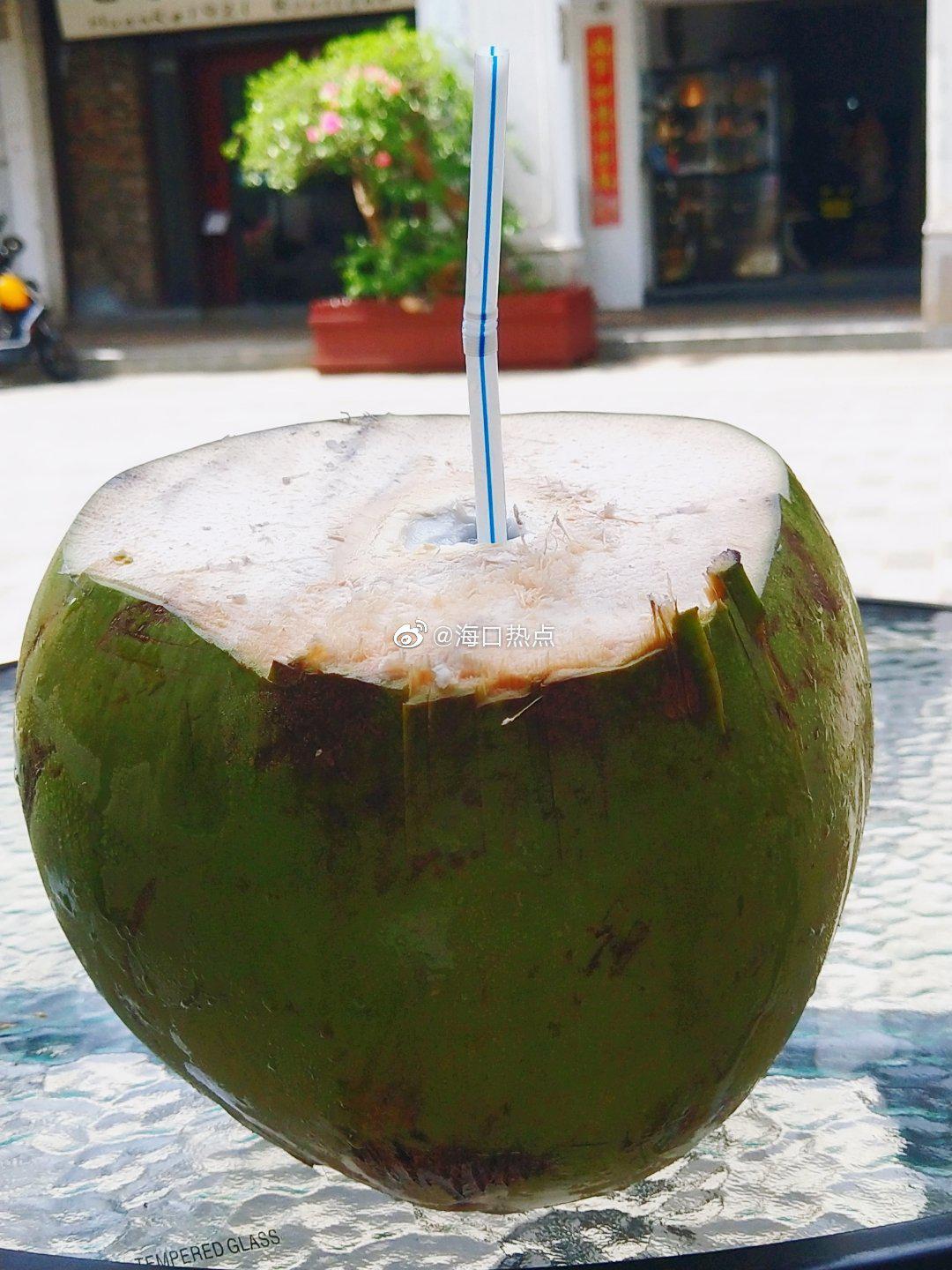 喝椰子啦,冰椰子要来一个吗?大清早漫步老街,早晨也很热哦