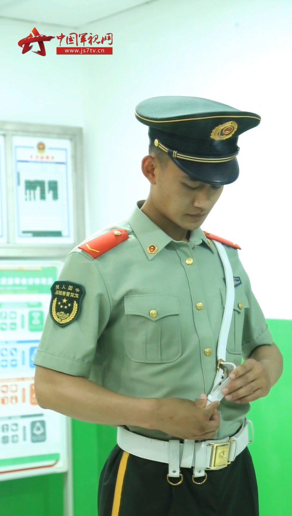 帅!天安门武警兵哥哥上哨前的准备,我也就看了十遍! (李超)