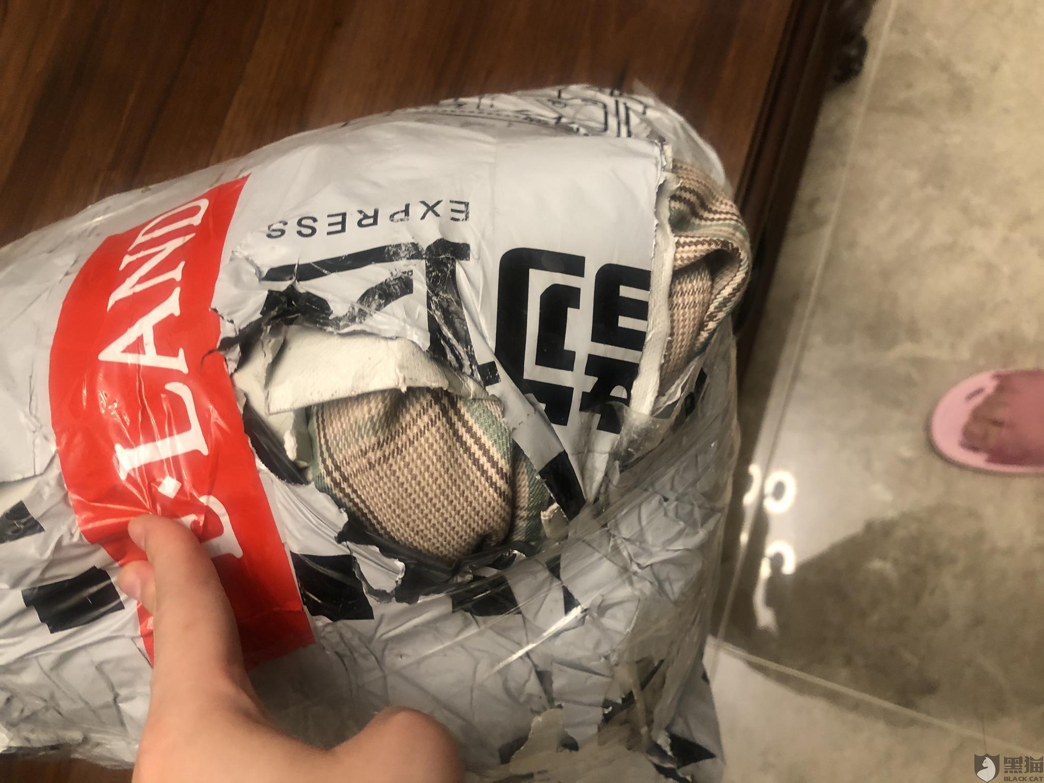 黑猫投诉退回的快递外包装破损导致衣服受损