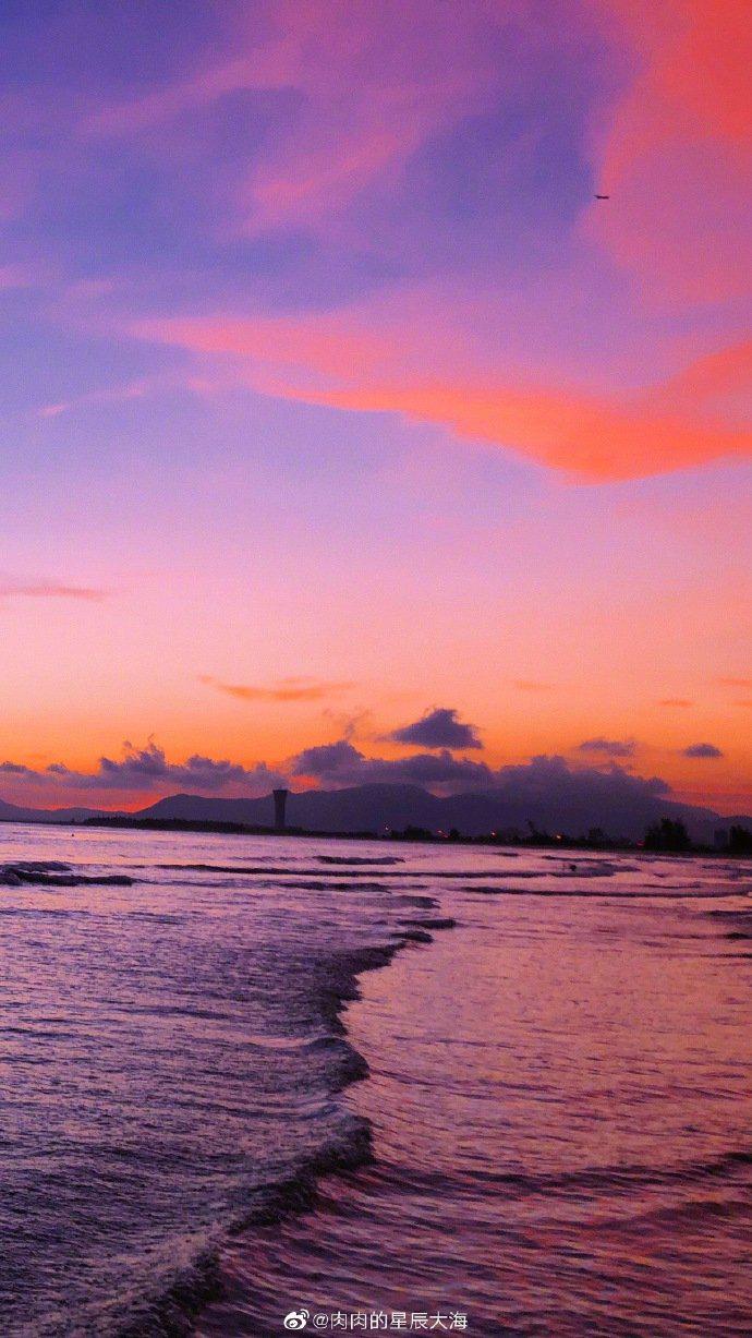 粉紫色的天空总会引人驻足,更何况是在海边遇到这绮丽的景象