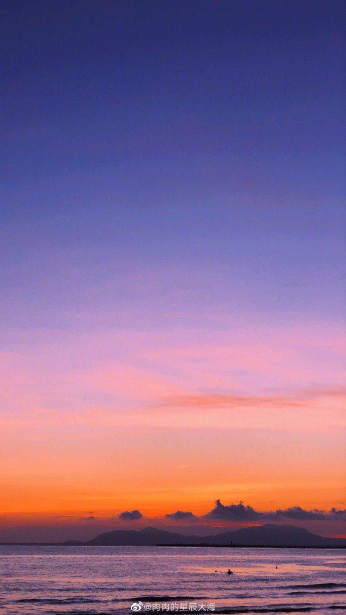 粉紫色的天空总会引人驻足,更何况是在海边遇到这绮丽的景象