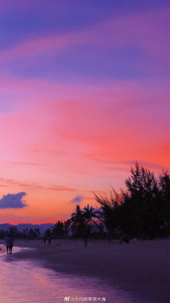 粉紫色的天空总会引人驻足,更何况是在海边遇到这绮丽的景象