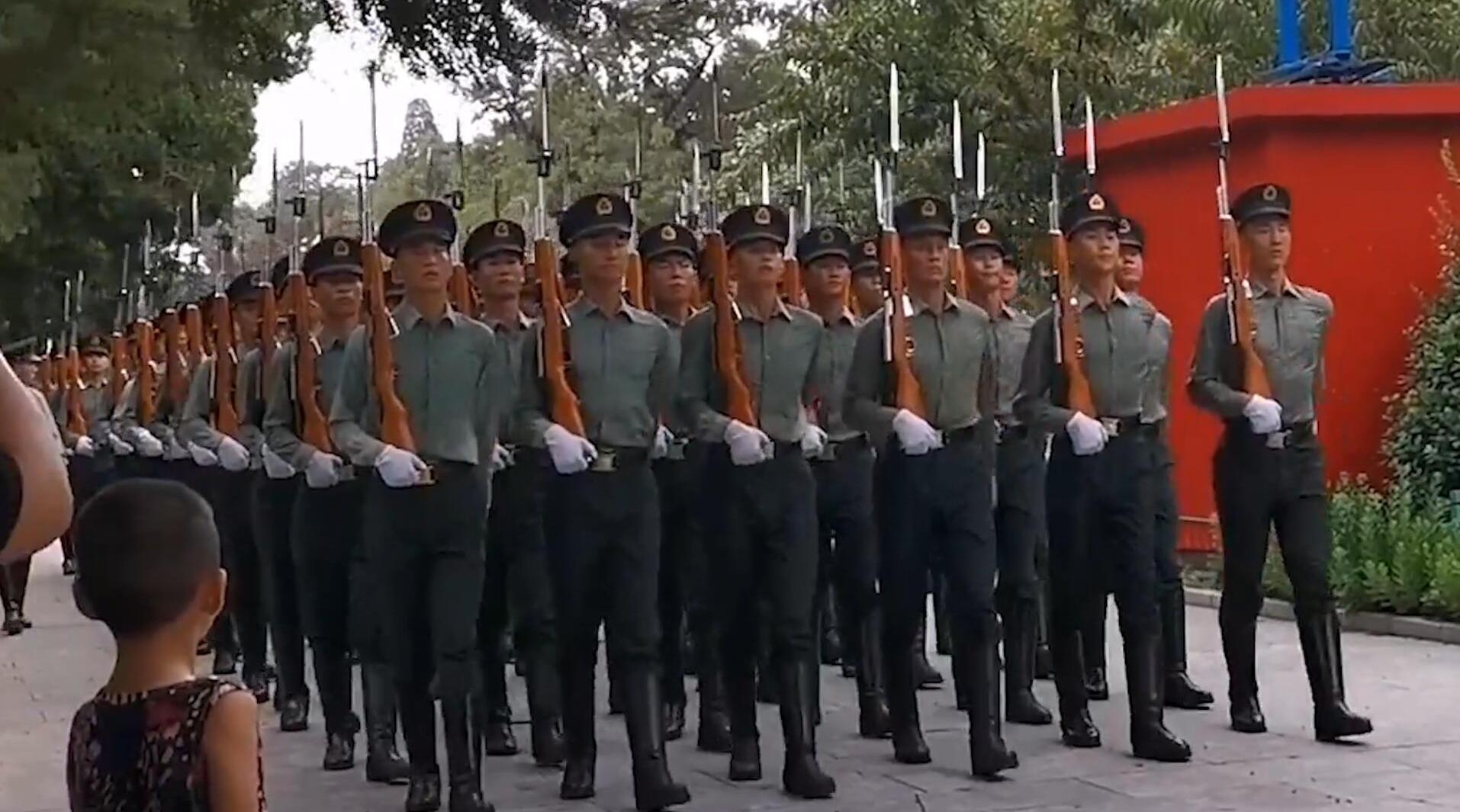 国旗护卫队日常训练,每一个细节都十分严谨,正步劈枪威武霸气!