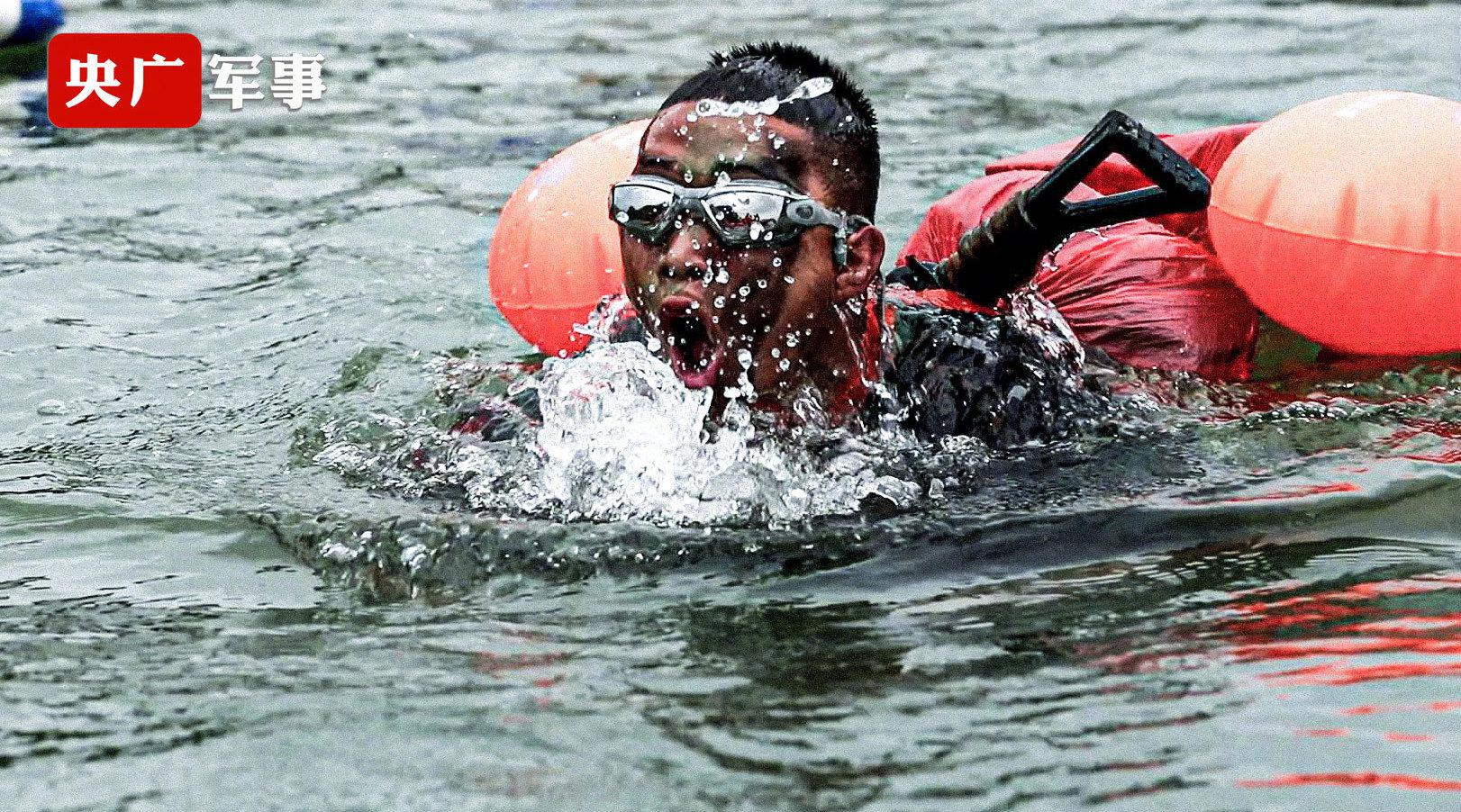 特战队员背20斤装备武装泅渡