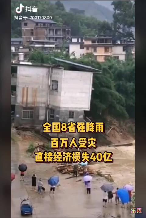 汹涌的波涛一次次地猛烈撞击着，溅起巨大的黄色浪花……_新浪新闻