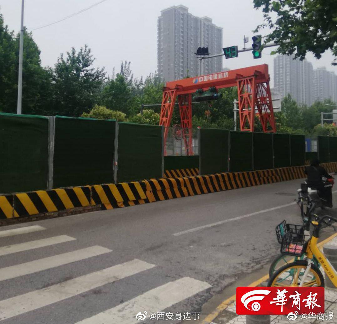 西安电子四路十字路口围挡修3年一拖再拖