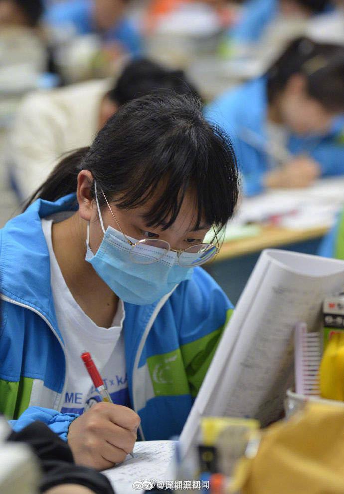 高考前的教学楼灯火通明