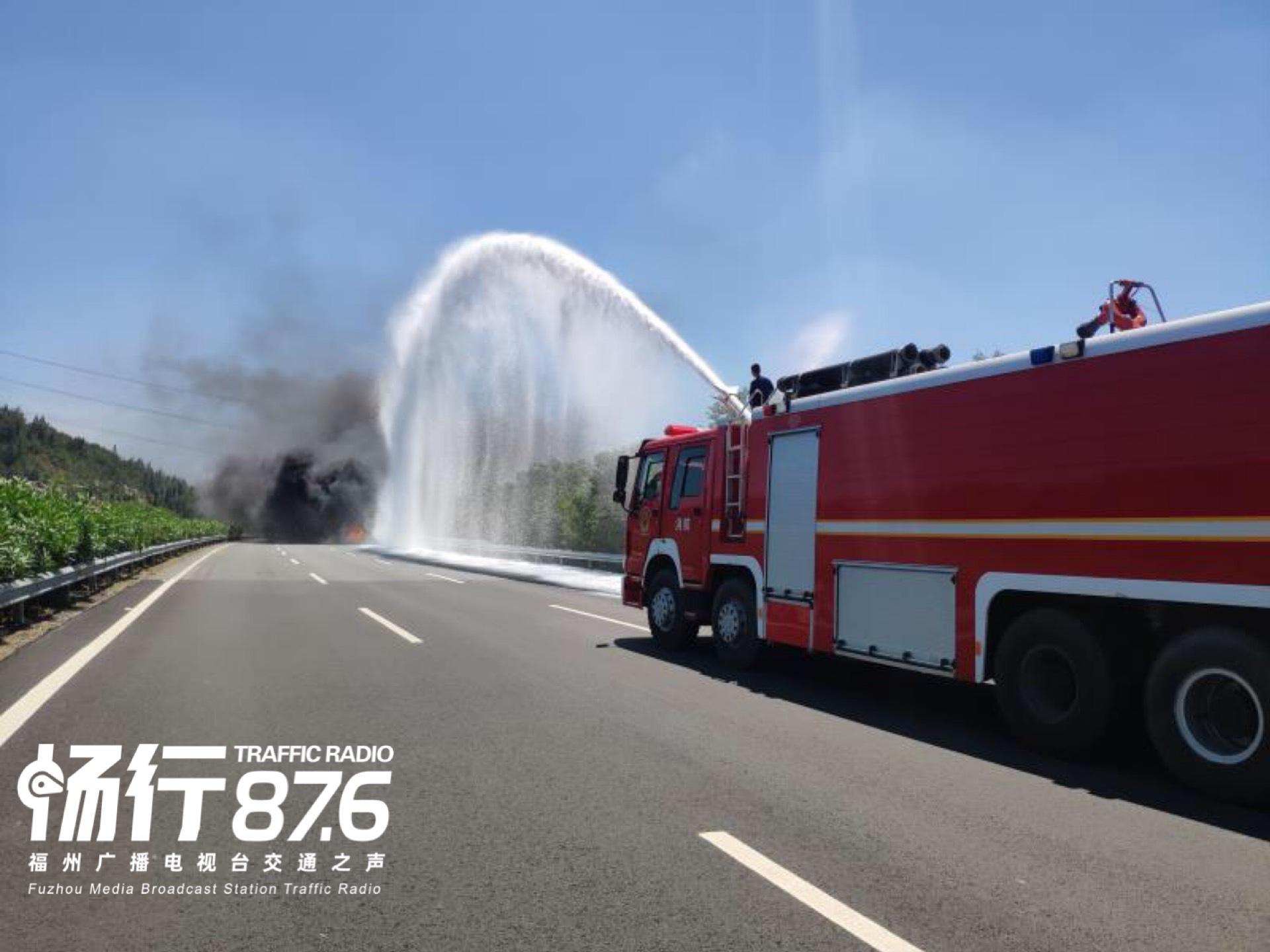 装载27吨汽油罐车着火消防奋力扑救