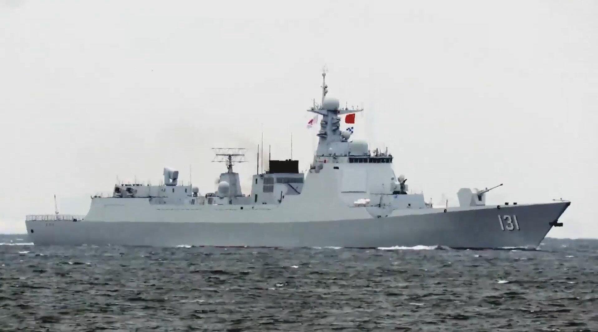 中国海军052d驱逐舰太原舰,驶离日本准备返航回国的镜头!