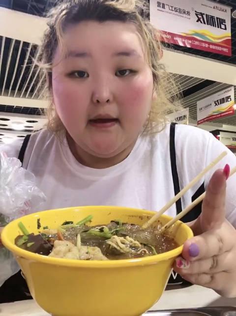 胖妹冒着大雨去买菜,只为这一口鸭血粉丝汤,1人1盆,差点吃撑