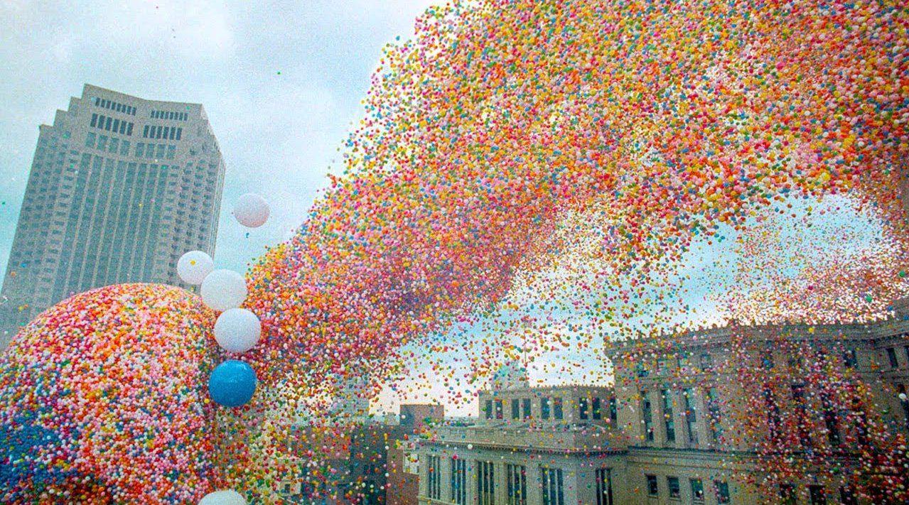 美国气球节放飞150万个气球,场面唯美而壮观,不料却造成了悲剧