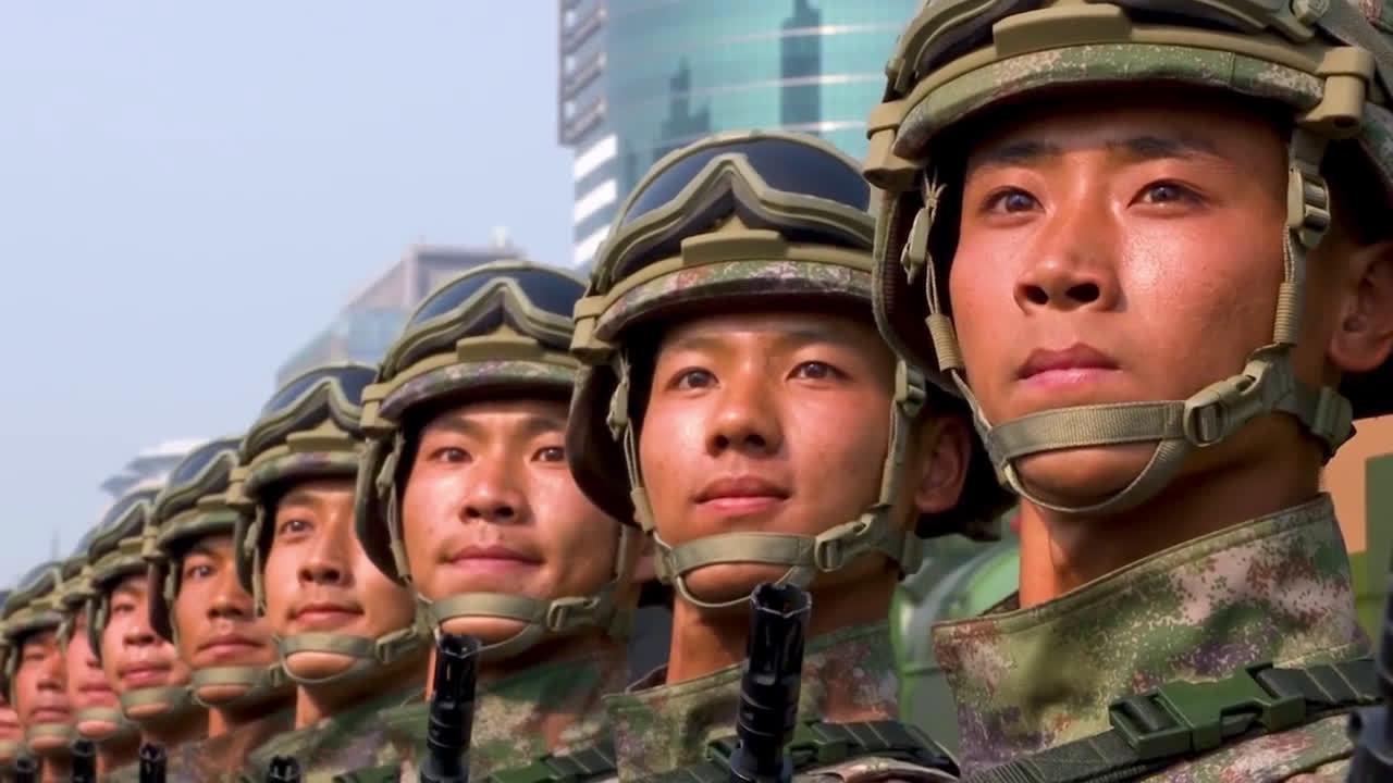 威武庄严的解放军战士,整齐列队接受检阅,英姿飒爽气势如虹!