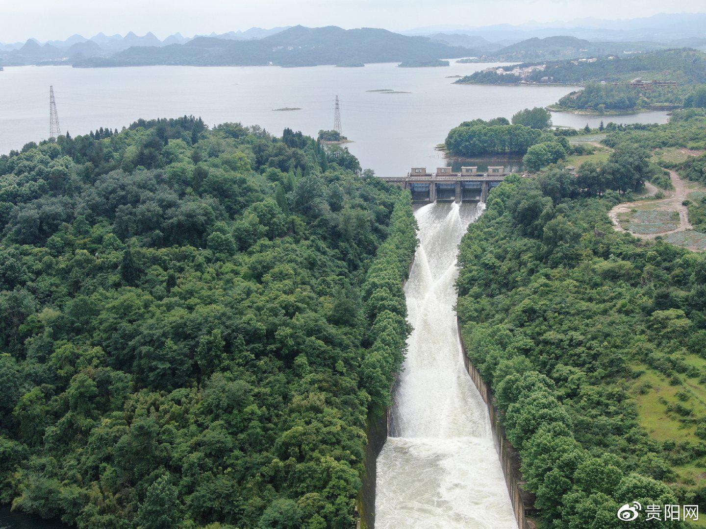贵阳:红枫水发电厂红枫湖水库开闸泄洪