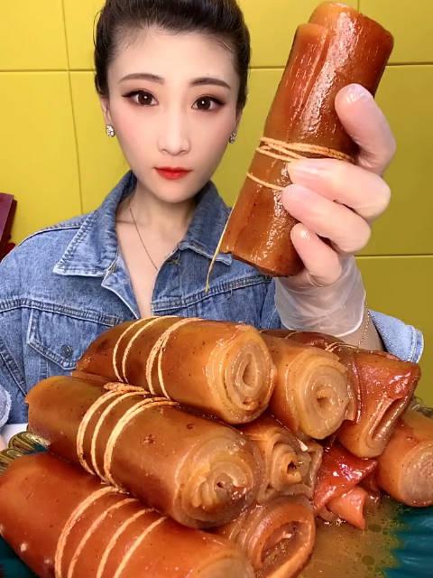 香辣肉皮卷,太香了 大胃王桐桐