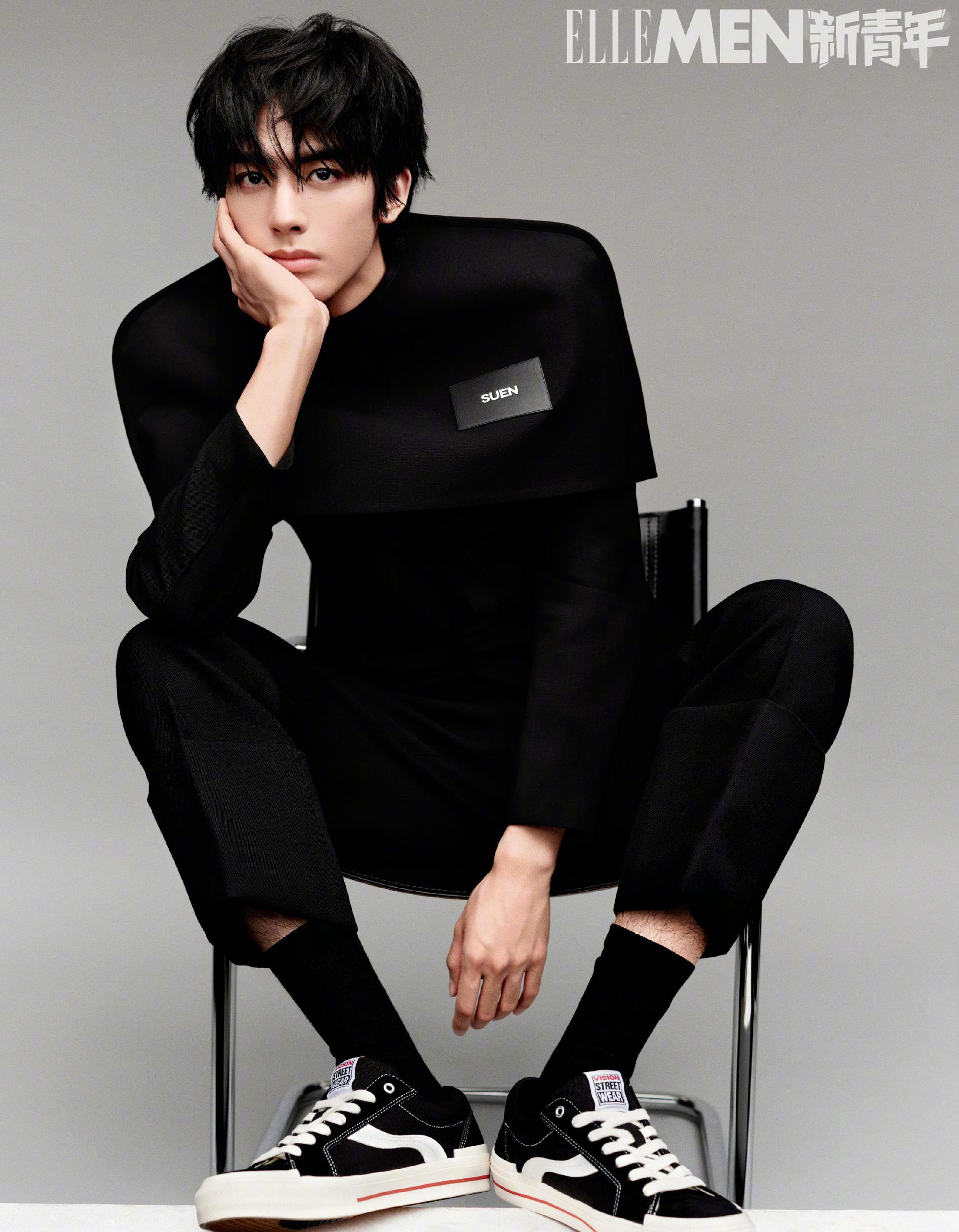 《ellemen》新青年秋季刊封面,身穿burberry条纹毛衣