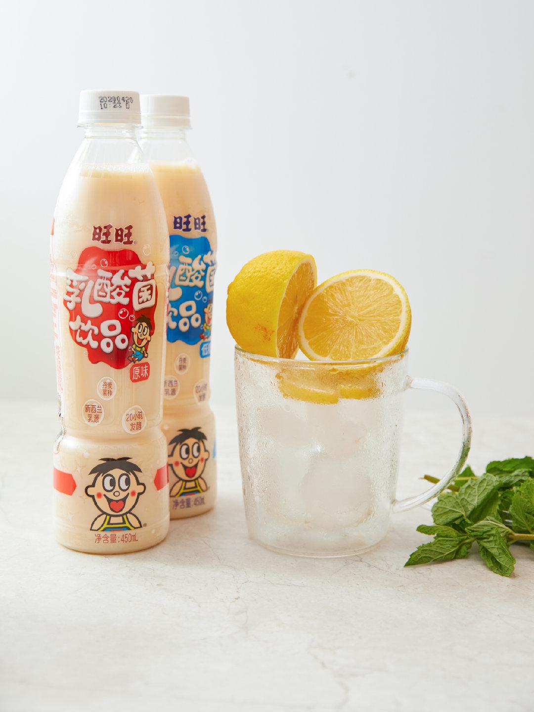 29    √ 准备材料:半颗柠檬,苏打水半杯,薄荷,冰块,一瓶旺旺乳酸菌
