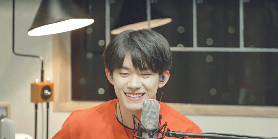 易烊千玺笑容小合集,是笑起来会有小梨涡的阳光少年