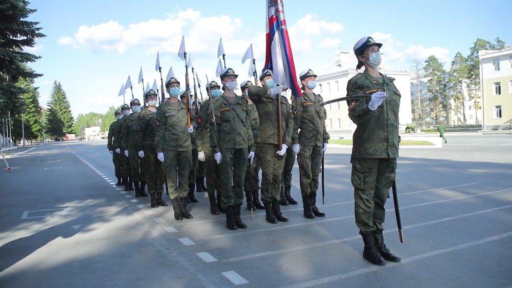 1999年的阅兵村镜头,武警战士雨中训练,正步劈枪士气如虹!