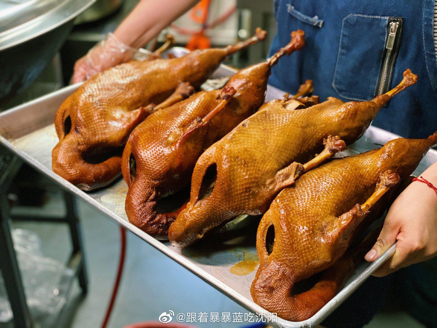 东北老汤熏酱大胖鹅的标志性特征:奔喽大,脖子长,肉质像牛肉,吃着贼老