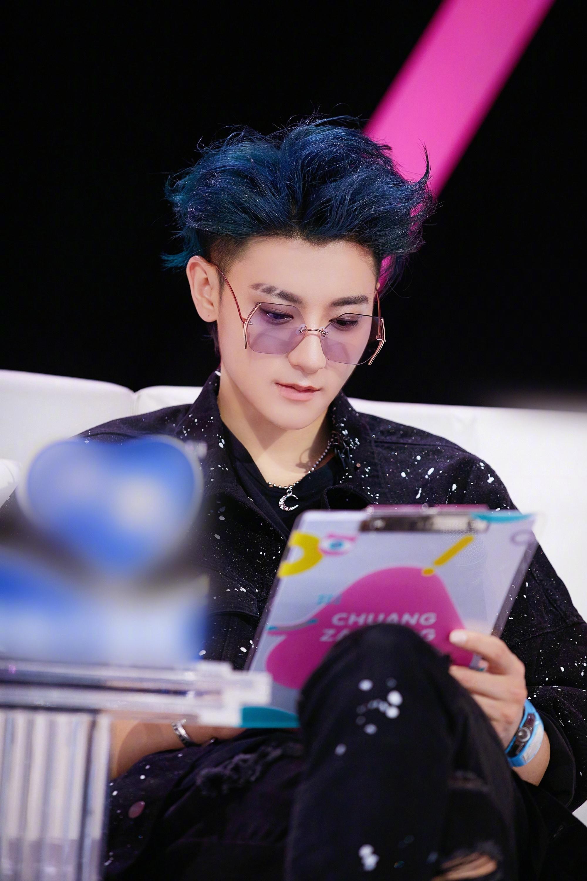 黄子韬今晚创造营新鲜高清剧照,全黑造型加上蓝色大背头