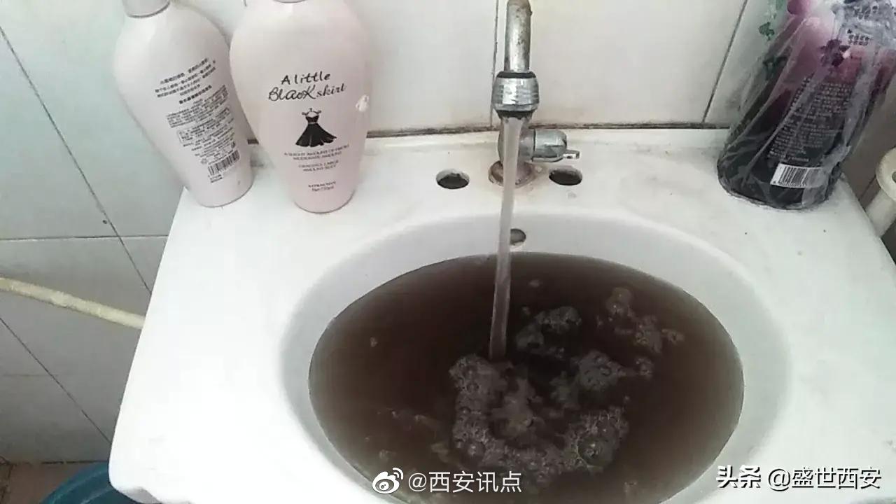 西安 西安北郊一小区家庭用水脏到惊人 业主祈求自来水改造尽快落
