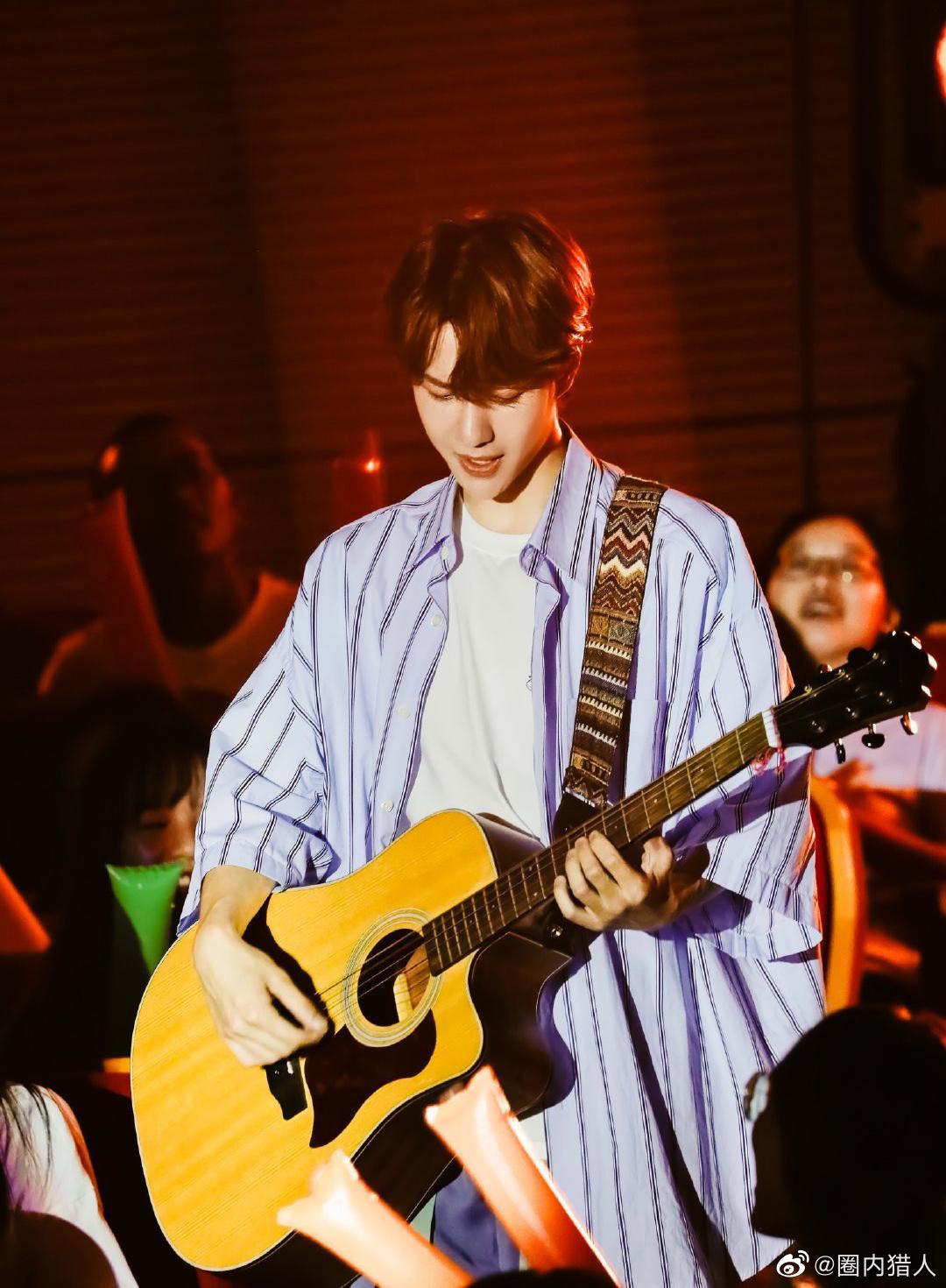 今天父亲节,王一博晒出爸爸年轻时弹吉他照片