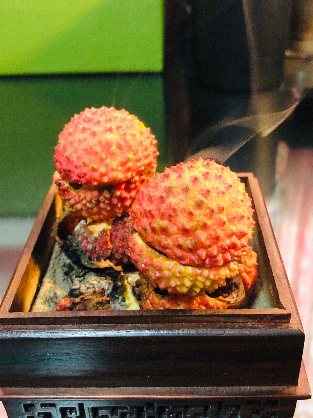 荔枝壳小香炉很好玩的剥荔枝时候看荔枝pp上有条缝