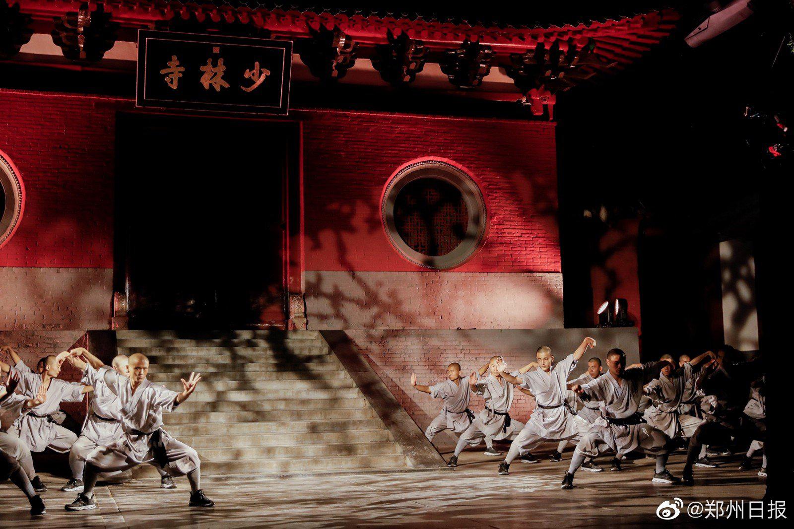 禅武文化"相约"现代潮流 少林寺山门前"开门见山"