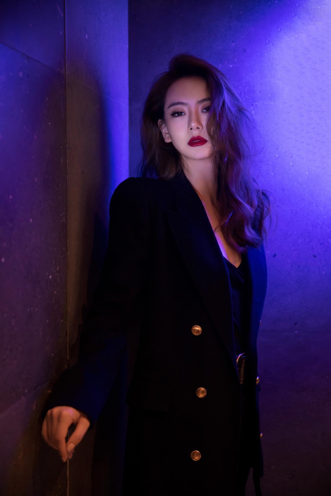 迷幻的光影,性感的妆容,霸气的西装外套,活脱脱的女霸总本人