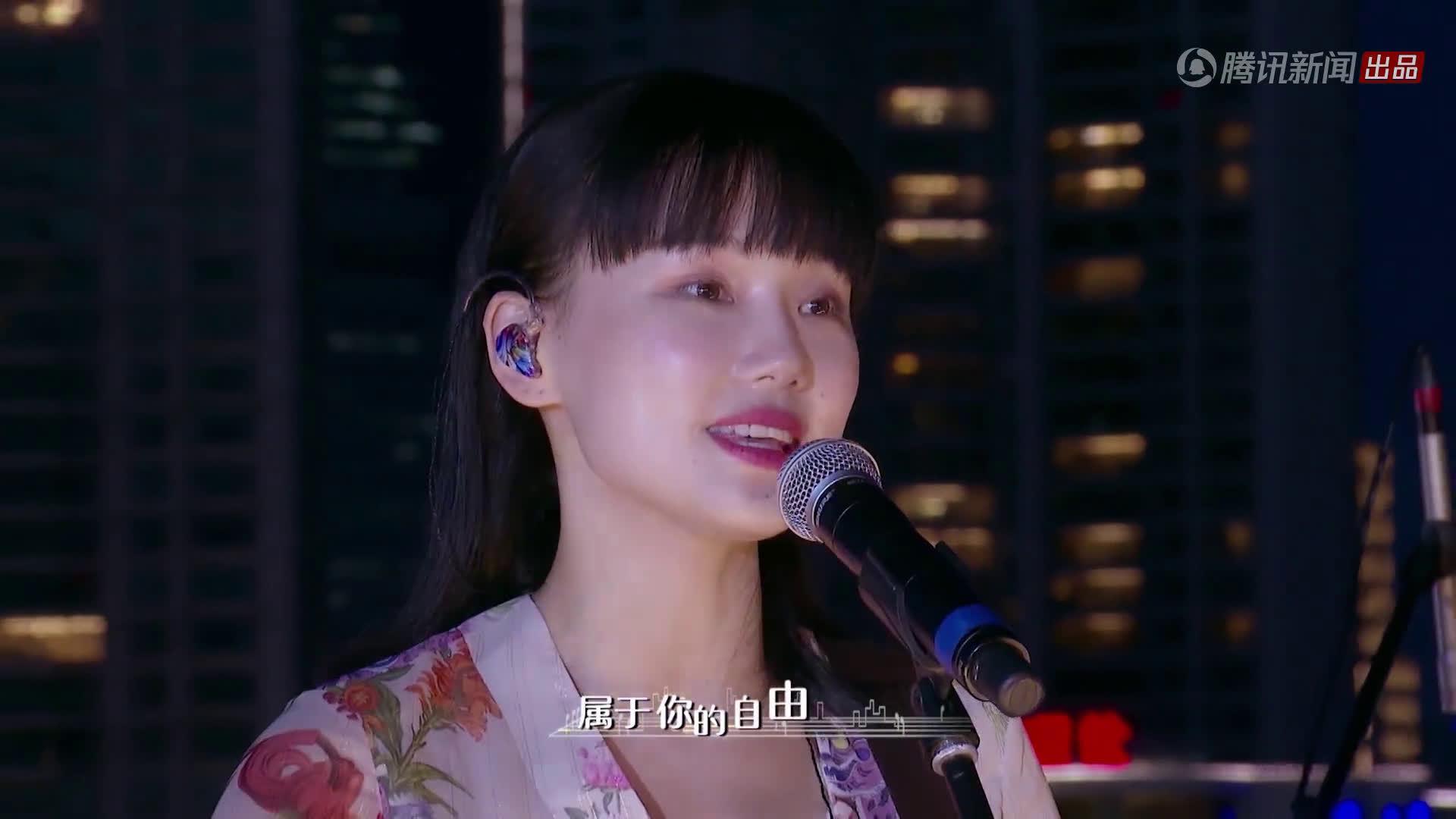 黄龄《hello》live 黄龄在上海外滩表演新曲《hello》