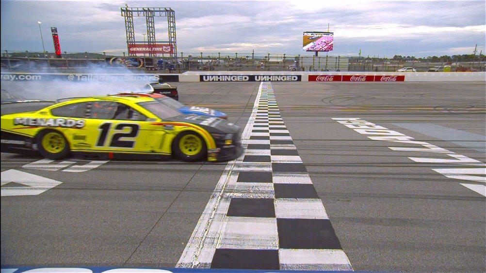 nascar赛车的魅力,冲线前的混乱场面