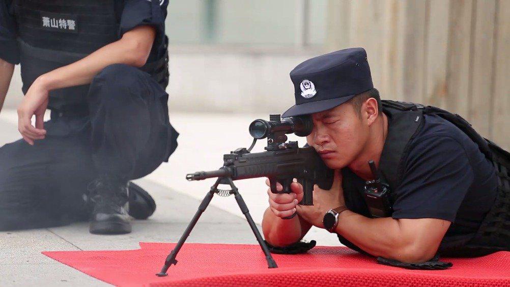 阿根廷男子深夜开车撞中国大使馆 声称带了炸药 反恐部队赶到现场