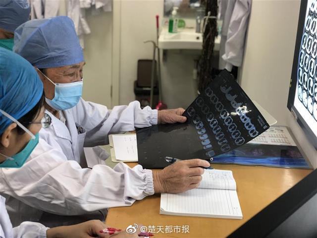武汉82岁医生感染新冠后康复返岗
