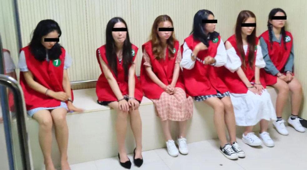 山东破获一起特大电信网络诈骗案121名涉案女主播被押解回青岛