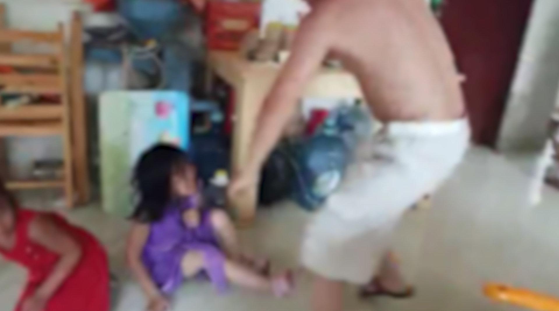 男子用衣架暴打3名女童 倒在地尖叫求饶仍惨遭毒手