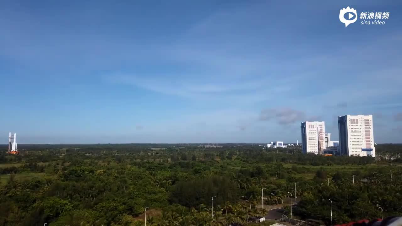 长征五号遥四运载火箭垂直转运至发射区