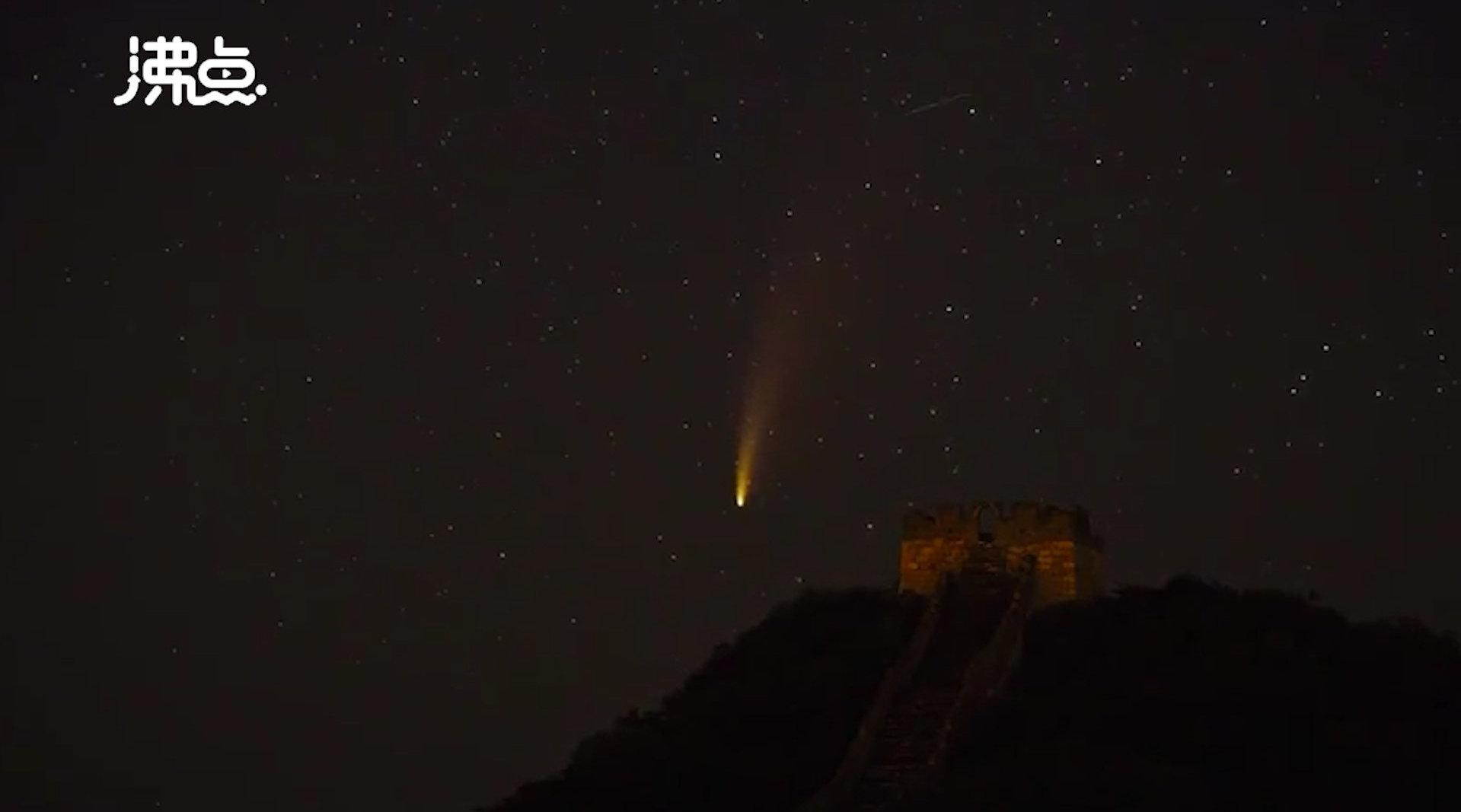 错过再等6800年！延时拍摄新智彗星越过长城