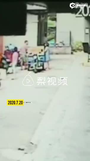 女子退货被快递员扇耳光 中通快递：一个巴掌拍不响